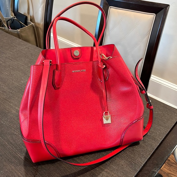 Michael’s red crossbody bag 🔥 - Picture 1 of 6